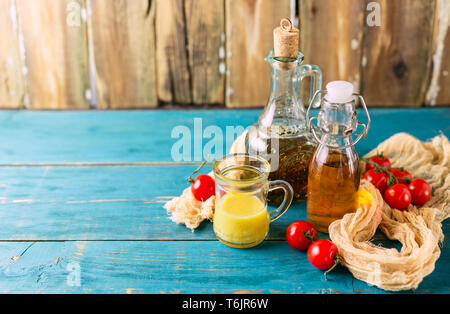 Hausgemachte Saucen und Salatdressings Stockfoto