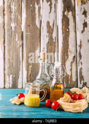 Hausgemachte Saucen und Salatdressings Stockfoto