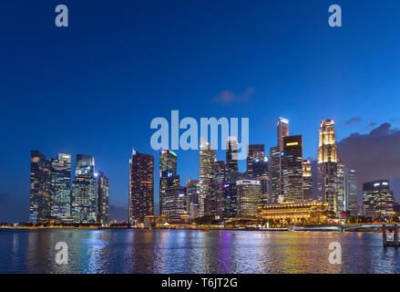 Im Central Business District (CBD) in der Nacht von der Marina Bay, Singapore Stockfoto