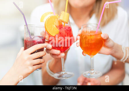 Cheers mit verschiedenen farbigen Cocktails, rot, orange, Heidelbeere und Spritz spritz. Stockfoto