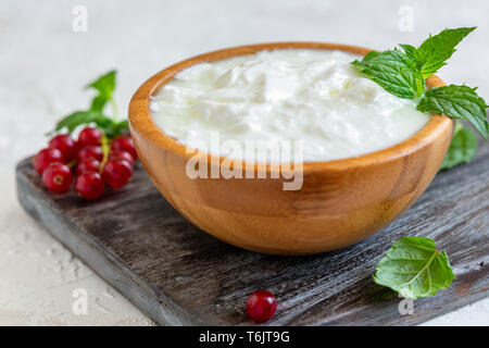 Hausgemachte Joghurt in eine Schüssel geben. Stockfoto