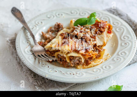 Traditionelle Cannelloni mit Hackfleisch, Tomaten und Sahne Soße. Stockfoto