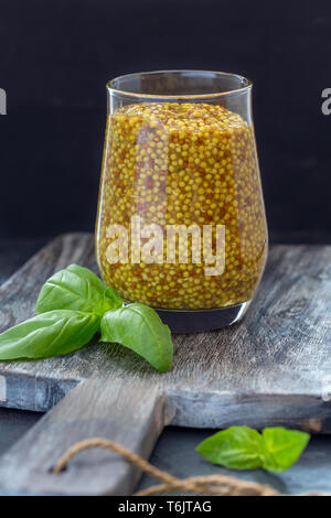 Senf mit Körner in einem Glas. Stockfoto