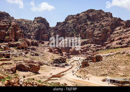 Panoramasicht auf das Tal von Petra und die königlichen Gräber nebeneinander stehend, Petra, Jordanien. Stockfoto