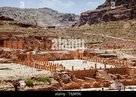 Erhöhten Blick auf die Ruinen der Großen Tempel Komplex, aus dem 1. Jahrhundert v. Chr., Petra, Jordanien. Stockfoto