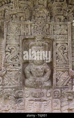 Maya Ruinen - Standing Stone Stele K durch Herrscher Jade Sky im 9. Jahrhundert AD; UNESCO Weltkulturerbe Quirigua, Guatemala Lateinamerika errichtet. Stockfoto