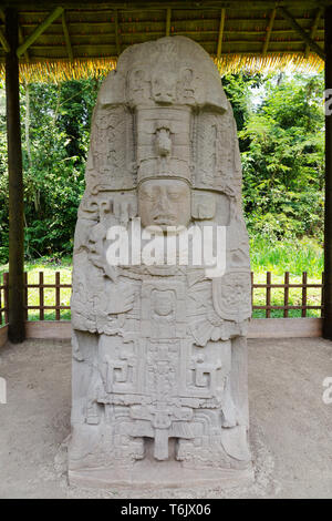 Maya Ruinen - Standing Stone Stele K durch Herrscher Jade Sky im 9. Jahrhundert AD; UNESCO Weltkulturerbe Quirigua, Guatemala Mittelamerika errichtet. Stockfoto