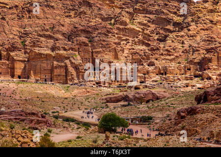 Panoramablick auf die königlichen Gräber nebeneinander stehend, Petra, Jordanien. Stockfoto