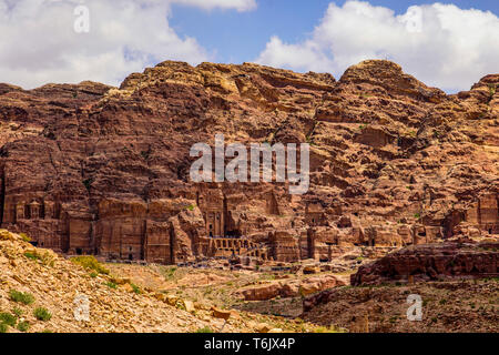 Panoramablick auf die königlichen Gräber nebeneinander stehend, Petra, Jordanien. Stockfoto