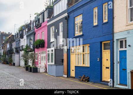 Rosa, Blau und Grau bemalten Häuser in St. Lukes Mews, Notting Hill, West London, England Stockfoto