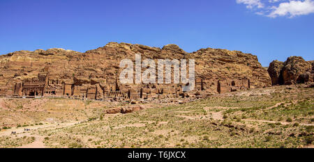 Panoramablick auf die königlichen Gräber nebeneinander stehend, Petra, Jordanien. Stockfoto