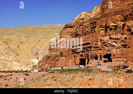 Panoramablick auf die königlichen Gräber nebeneinander stehend, Petra, Jordanien. Stockfoto