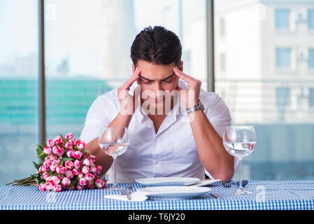 Der stattliche Mann alleine im Restaurant am Datum Stockfoto