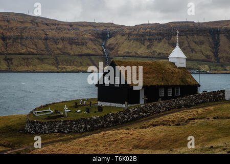 Schwarze hölzerne Kirche von Kaldbak (Kaldbak Kirkja) bei einem stimmungsvollen Abend mit dramatischen Himmel auf Streymoy Insel (Färöer, Dänemark, Europa) Stockfoto