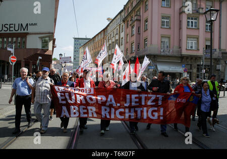 Frankfurt am Main, Deutschland. 01 Mai, 2019. Der Demonstrationszug wird von Philipp-Buchsen (3nd Rechts), der Vorsitzende der Frankfurter Niederlassung des DGB (Deutscher Gewerkschaftsbund) und Marlis Tepe (5. links), der Vorsitzende der GEW (Gewerkschaft Erziehung und Wissenschaft) mehrere tausend Mitglieder der Gewerkschaften und der linken Parteien in Frankfurt auf ihre traditionelle 1 marschierten. Mai protestieren. Im März endete mit einer Kundgebung auf dem Roemerberg, im Zentrum der Altstadt von Frankfurt vor dem Frankfurter Rathaus Römer. Quelle: Michael Debets/Pacific Press/Alamy leben Nachrichten Stockfoto