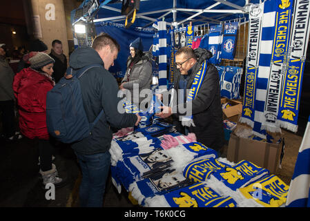 Unterstützer ein Chelsea Schal in der Nähe von Stamford Bridge Stadion kaufen, Chelsea F. C's Home. Stockfoto