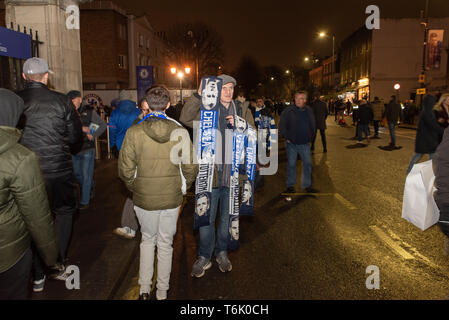 Chelsea Schals Verkäufer in der Nähe von Stamford Bridge, Heimat des Chelsea F. C Boden vor einem Spiel gegen Tottenham Hotspur. Stockfoto