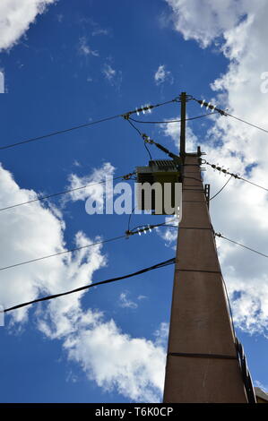 Ein Stromwandler auf einem Strommast Stockfoto