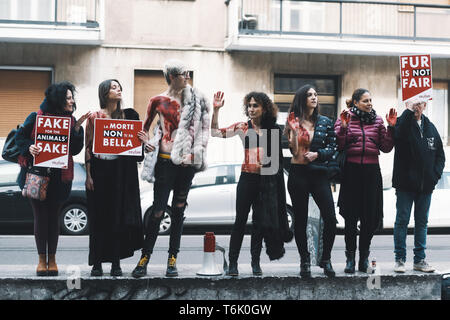 Mailand, Italien - 21. Februar 2019: Tierschützer protestieren gegen die Modeindustrie in Mailand auf der Modewoche - MFWFW 19. Stockfoto