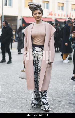 Mailand, Italien - 21. Februar 2019: Street Style Outfit nach einer Modenschau in Mailand auf der Modewoche - MFWFW 19. Stockfoto