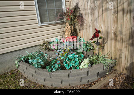 Ehren geliebte Familie Mitglieder in einem Memorial Garden, in einem Hof an einem privaten Haus in South Carolina. Stockfoto