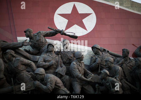 Ein Denkmal auf mansudae Hill in Pjöngjang, Feiern militärischen Sieg über die Japaner und Amerikaner. Die Nordkoreanische Flagge im Hintergrund. Stockfoto