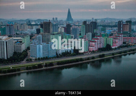 Ein Blick über den Taedong vom Yanggakdo Hotel in Pjöngjang. Hochhäuser sind in Pastellfarben, die berühmten Ryugyong Hotel liegt im Ba Stockfoto