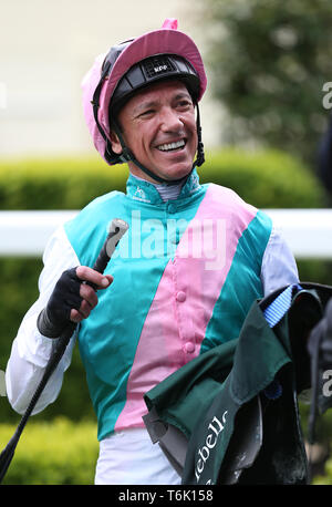 Kelch geritten von Jockey Frankie Dettori nach dem Gewinn der Merriebelle stabile Commonwealth-schale Trial Stakes in den Siegern Parade während Royal Ascot Studien Tag auf der Pferderennbahn Ascot. Stockfoto