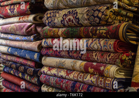 'Dubai, Dubai/Vereinigte Arabische Emirate - 4/6/2019: schöne Perserin und Afghanistan Teppiche oder Teppichböden für den Verkauf in den Regalen im globalen Dorf ein schönes Stockfoto