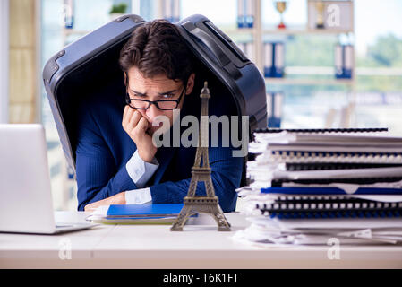 Mitarbeiter denken der Urlaub aufgrund der übermäßigen Arbeitsbelastung Stockfoto