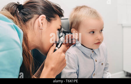 Hno-Arzt ein Ohr Untersuchung mit otoskop zu kleinen Jungen Stockfoto