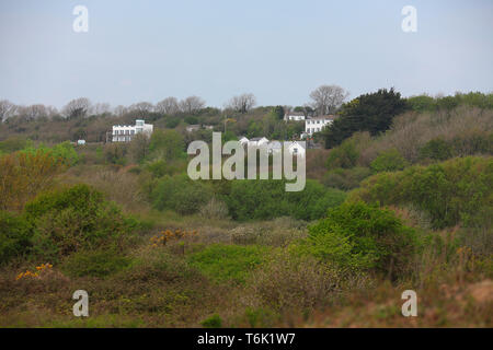 Teil des kleinen Dorf 'Perücke Fach' in der Nähe von Bridgend an der Seite eines massiven Dünen mit Blick auf den Merthyr Mawr Sanddünen und Trecco bay gebaut. Stockfoto