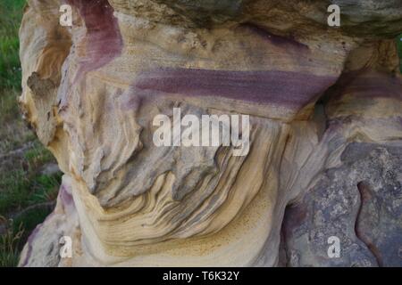 Caiplie Höhlen, Strand Meer Felsen von bunten Karbon Sandstein Geologie von Lisengang Bands und Höhlen betroffen. Anstruther, Fife, Großbritannien. Stockfoto