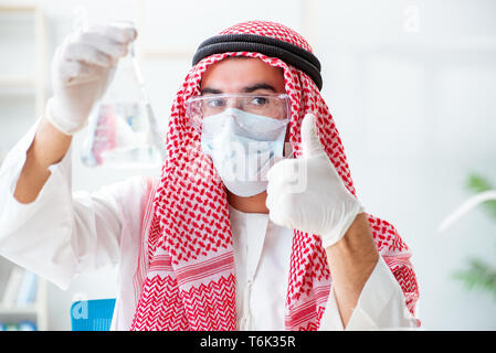 Arabische Chemiker Prüfung der Qualität von Trinkwasser Stockfoto