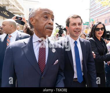 NEW YORK, NY - 29. APRIL 2019: South Bend, IN Bürgermeister Peter Buttigieg hoffnungsvoll für die Präsidentschaftskandidatur der Demokratischen Partei Mittagessen besucht mit Reverend Al Stockfoto