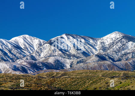 Nordseite der San Gabriel Southerm Mounatins in Kalifornien, von der Mojave Wüste. Stockfoto