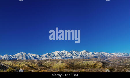 Panoramablick auf die Nordseite der San Gabriel Southerm Mounatins in Kalifornien, von der Mojave Wüste. Stockfoto