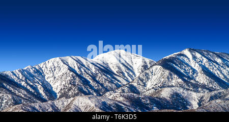 Snowy Mountain Range mit klarem, blauem Himmel in der San Gabriel Mountains-Angeles National Forest, in Kalifornien. Stockfoto