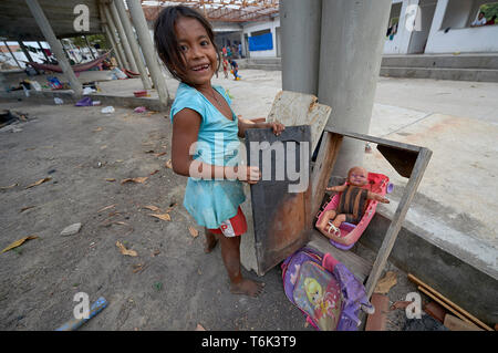 Ein Warao indigene Mädchen aus Venezuela zeigt Ihre Puppe in einem flüchtling Siedlung in Boa Vista, Brasilien. Stockfoto