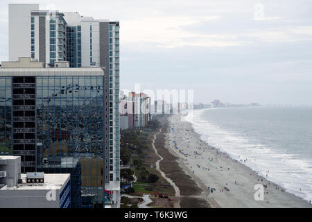 Myrtle Beach in South Carolina, USA. Die Menschen Baden am Sandstrand am Atlantik. Stockfoto