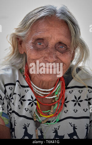 Ein Warao indigene Frau Boa Vista, Brasilien. Sie ist ein Flüchtling aus Venezuela, lebt in einem Park, der sie und andere Warao belegt. Stockfoto