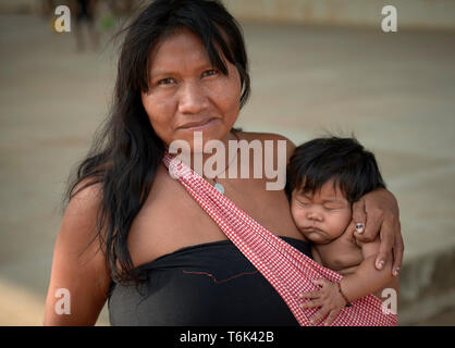 Ein Warao indigene Mutter und Kind in Boa Vista, Brasilien. Sie sind Flüchtlinge aus Venezuela, lebt in einem Park, der sie und andere Warao belegt. Stockfoto