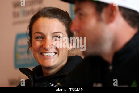 Team Trek - Segafredo rider Lizzie Deignan Gespräche mit Mark Cavendish während der Pressekonferenz an der Leeds Civic Hall. Stockfoto