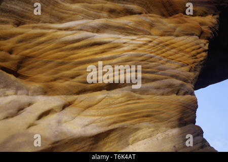 Caiplie Höhlen, Strand Meer Felsen von bunten Karbon Sandstein Geologie von Lisengang Bands und Höhlen betroffen. Anstruther, Fife, Großbritannien. Stockfoto