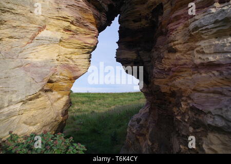 Caiplie Höhlen, Strand Meer Felsen von bunten Karbon Sandstein Geologie von Lisengang Bands und Höhlen betroffen. Anstruther, Fife, Großbritannien. Stockfoto