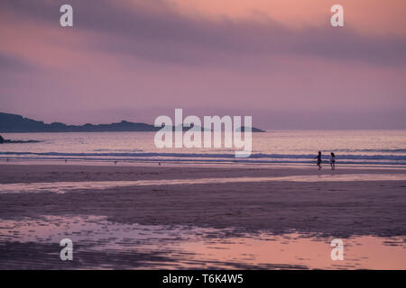 Familie zu Fuß auf den Porthmeor Beach Stockfoto