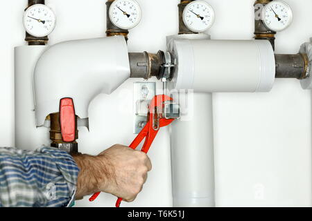 Arbeiter mit Greifer ist Reparatur Stockfoto