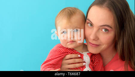 Fürsorgliche Mutter spielt mit glücklichen kleinen Baby Stockfoto