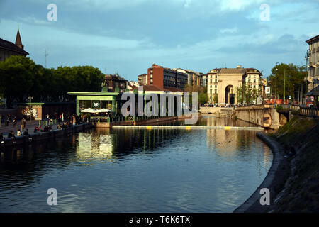 Die Sonne in der Mailand Hafenbecken (Darsena di Milano) Bereich Stockfoto