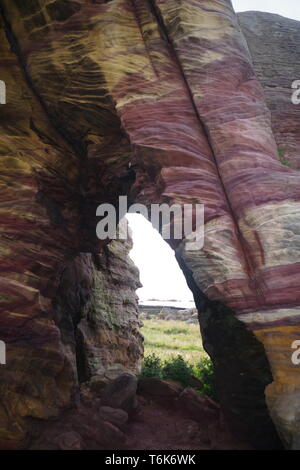 Caiplie Höhlen, Strand Meer Felsen von bunten Karbon Sandstein Geologie von Lisengang Bands und Höhlen betroffen. Anstruther, Fife, Großbritannien. Stockfoto